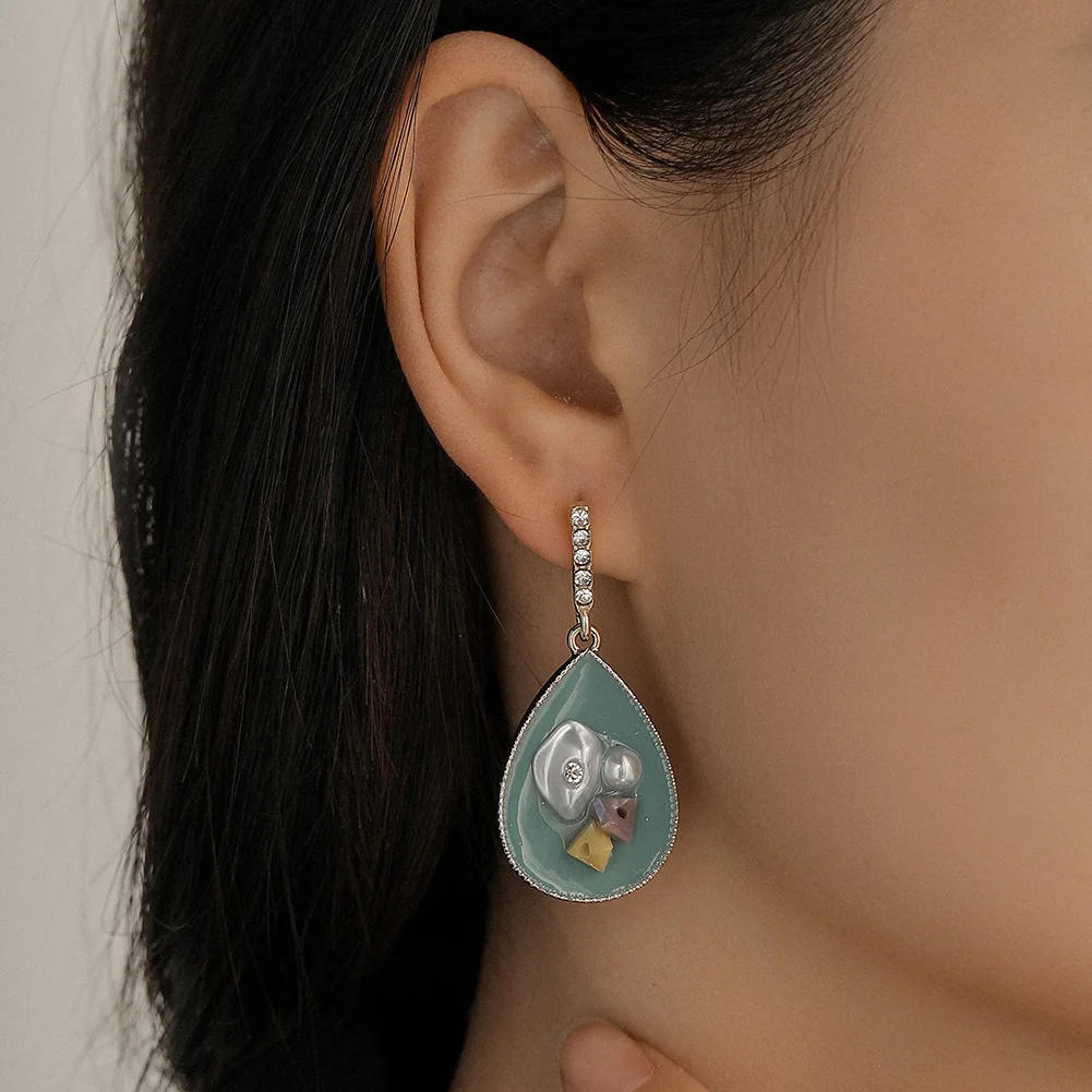 

Ювелирные изделия темпераментные серьги в форме капли с голубым жемчугом особой формы темпераментные серьги с инкрустированным бриллиант...