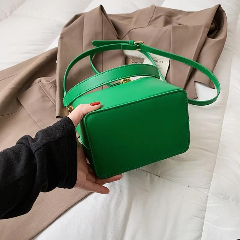 

Women's Luxury Retro Pu Leather Messenger Bag Metal Buttons Designer Small Bucket Handbags Ladies Pure Color Shoulder Bags Sac