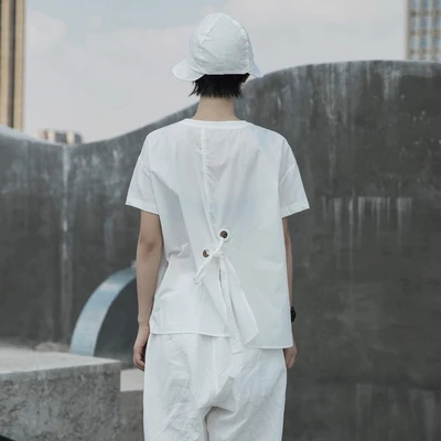 Свободная футболка с коротким рукавом и разрезом на карманах от дизайнеров в