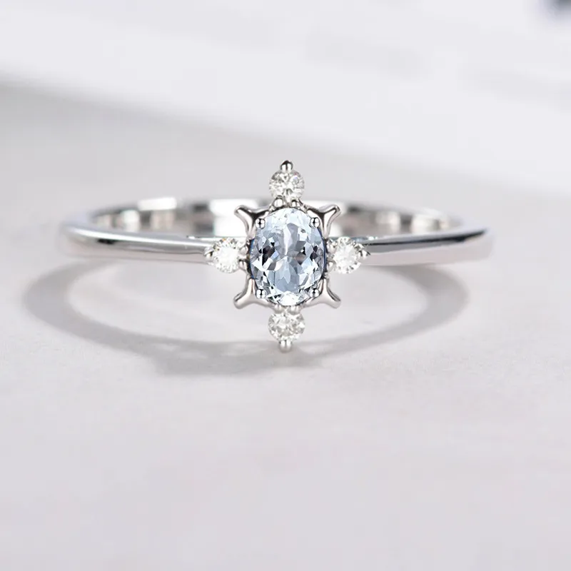 Кольцо женское из белого золота с аквамарином 4 Х6 мм|Кольца| |