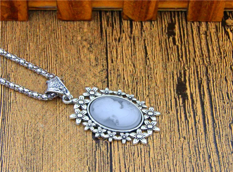 Lady Queen Cameo Pendant Necklace Vintage Hollow Flower Necklace For Women Antique Silver Plated Fashion Jewelry