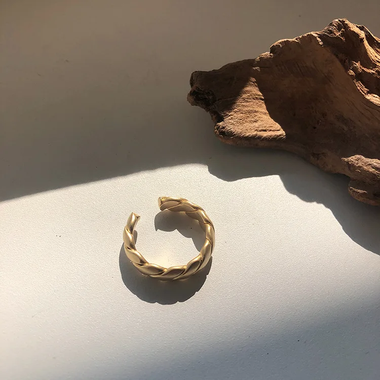 

Korean East Gate Ring Female Retro Simple Temperament Versatile Mahua Metal Open Ring Ring Cold Wind