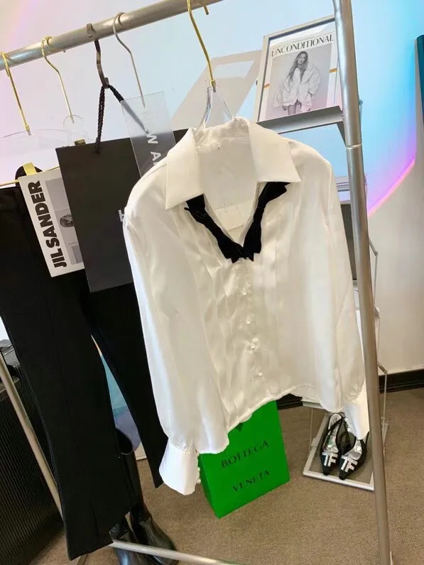 

2021 summer new designer women's shirt has the luster of silk satin. It looks good with summer T-shirt and suspender skirt