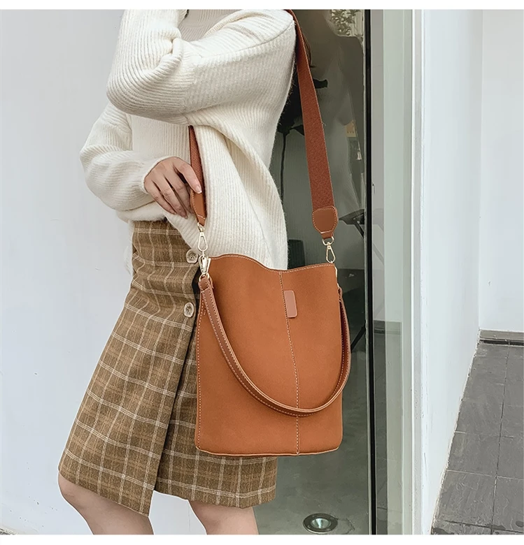 Качество Искусственная кожа crossbody сумки для женщин ретро дамы сумка заклепки клапаном сумка женская через плечо с цепочкой сумка