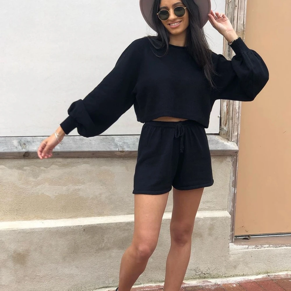 Женский осенний костюм из 2 предметов пуловер на шнуровке и шорты с круглым