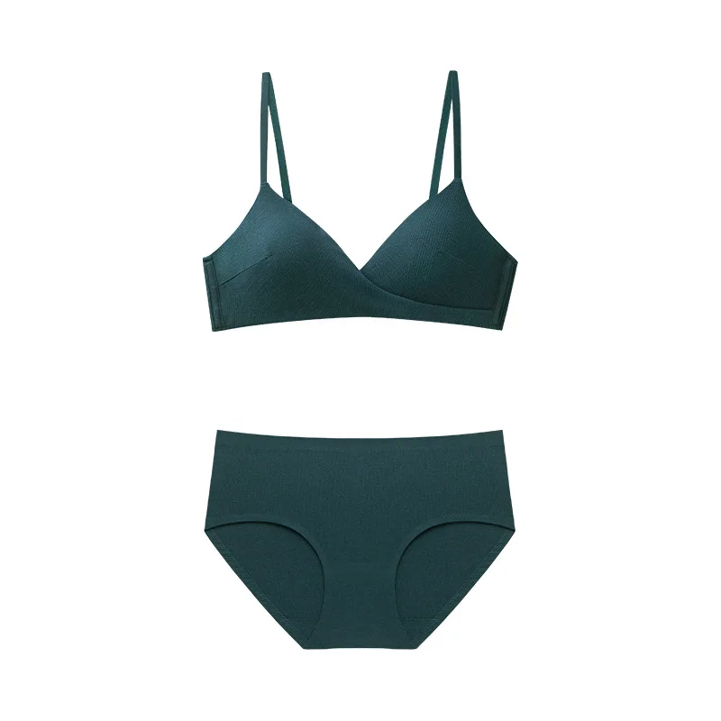 Комплект женского нижнего белья из бюстгальтера и трусиков с треугольной чашкой