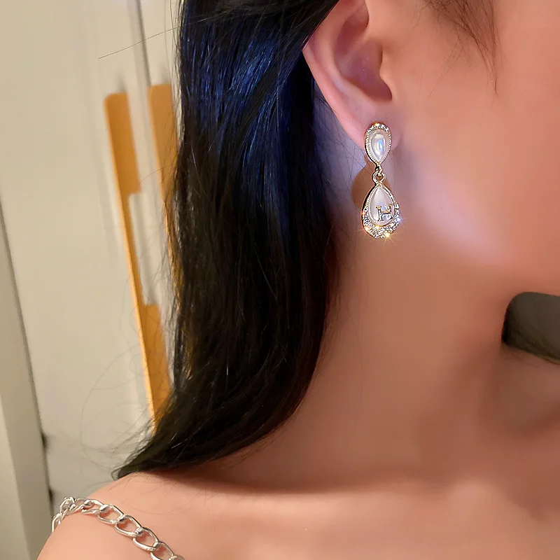 

2021 Korean Fashion New Drop Pearl Letter Pendant Earrings Temperament Versatile Earrings Women's Jewelry