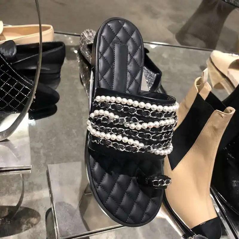 Женские шлепанцы с жемчужной цепочкой сандалии на плоской подошве и стильные