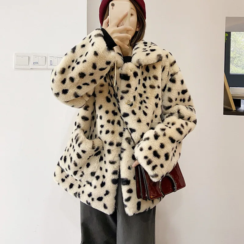 

Autumn Winter Leopard Faux Fur Coats Women Turn Down Collar Short Woman Jacket Plush Coat Pocket Loose Thicken Warm femme veste