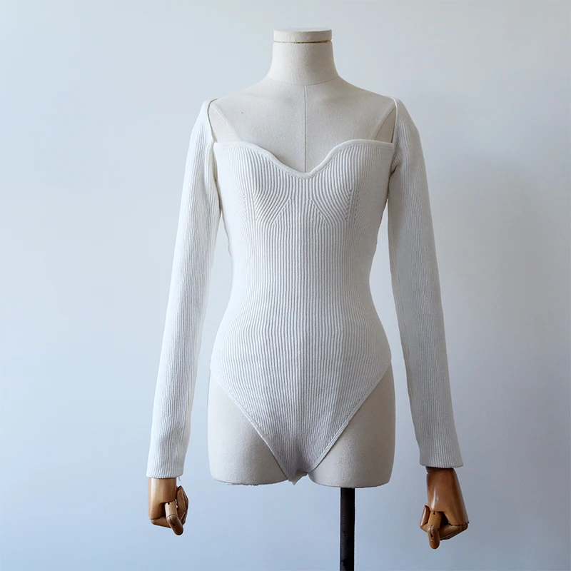 Весенний женский сексуальный боди с горловиной в виде лодочки из трикотажа цвета спелой вишни.