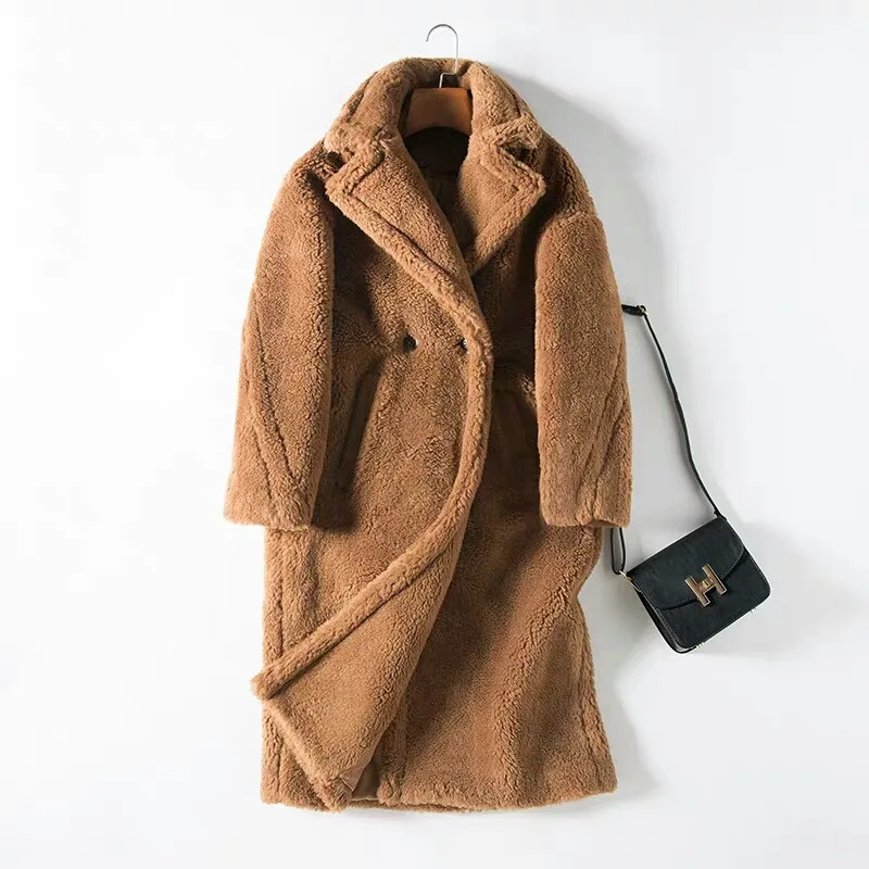 Женское пальто с карманами зимнее длинное теплое из искусственного меха мишки