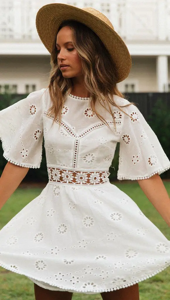 Женское кружевное платье с вышивкой элегантное белое ажурное цветочным узором