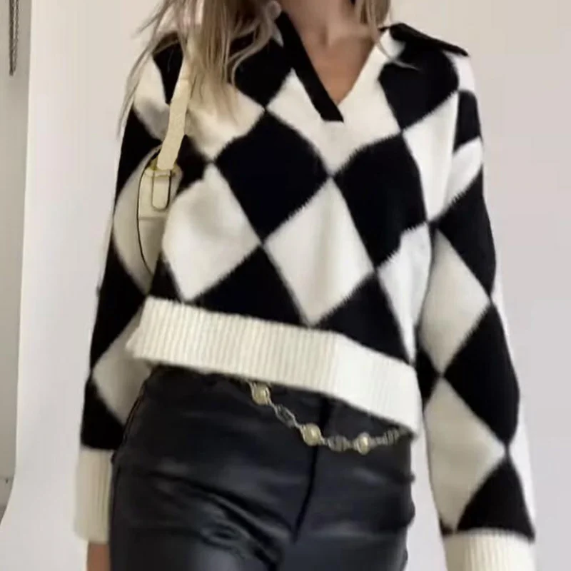 

NSHYPOI женский черный и белый контрастный темпераментный шерстяной топ с лацканами свободный и универсальный пуловер в клетку со стразами
