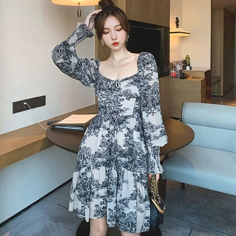 

Женское мини-платье с длинными рукавами-фонариками и открытой спиной