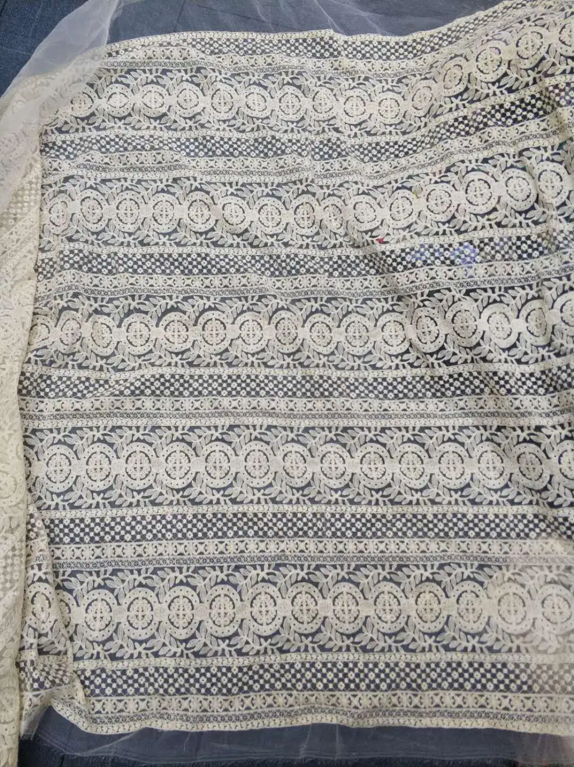 Кружевная ткань из органзы с кремовой вышивкой кружевная в стиле ретро цветочным