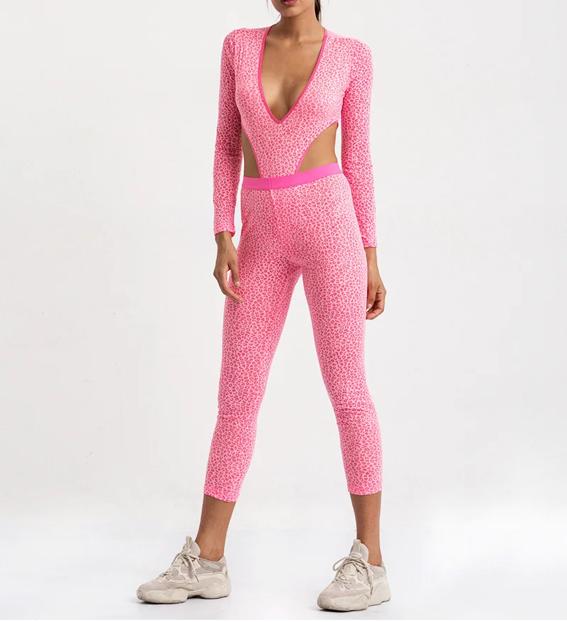 

Женский комплект из двух предметов: топ с вырезами и длинные леопардовые штаны