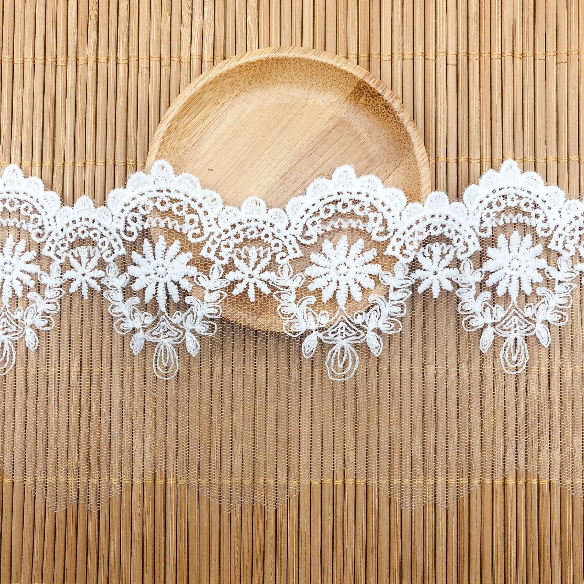 Кружевная ткань с цветочной вышивкой