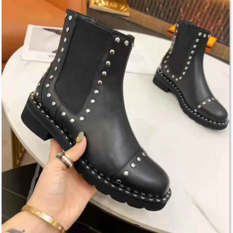 

Marca feminina de couro cravejado de bota baixa bota moda punk para veículo motorizado de salto baixo com zíper lateral calçado