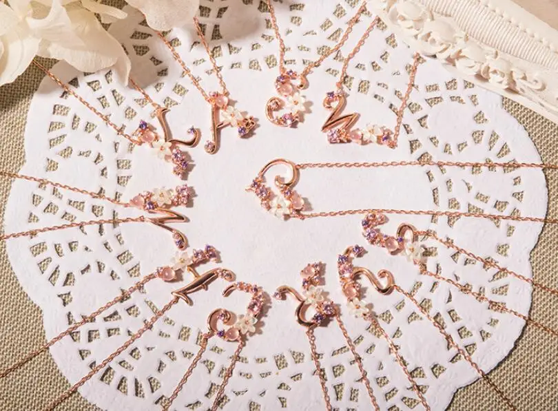 Ожерелье с подвеской в виде букв розового/фиолетового фианита | Украшения и