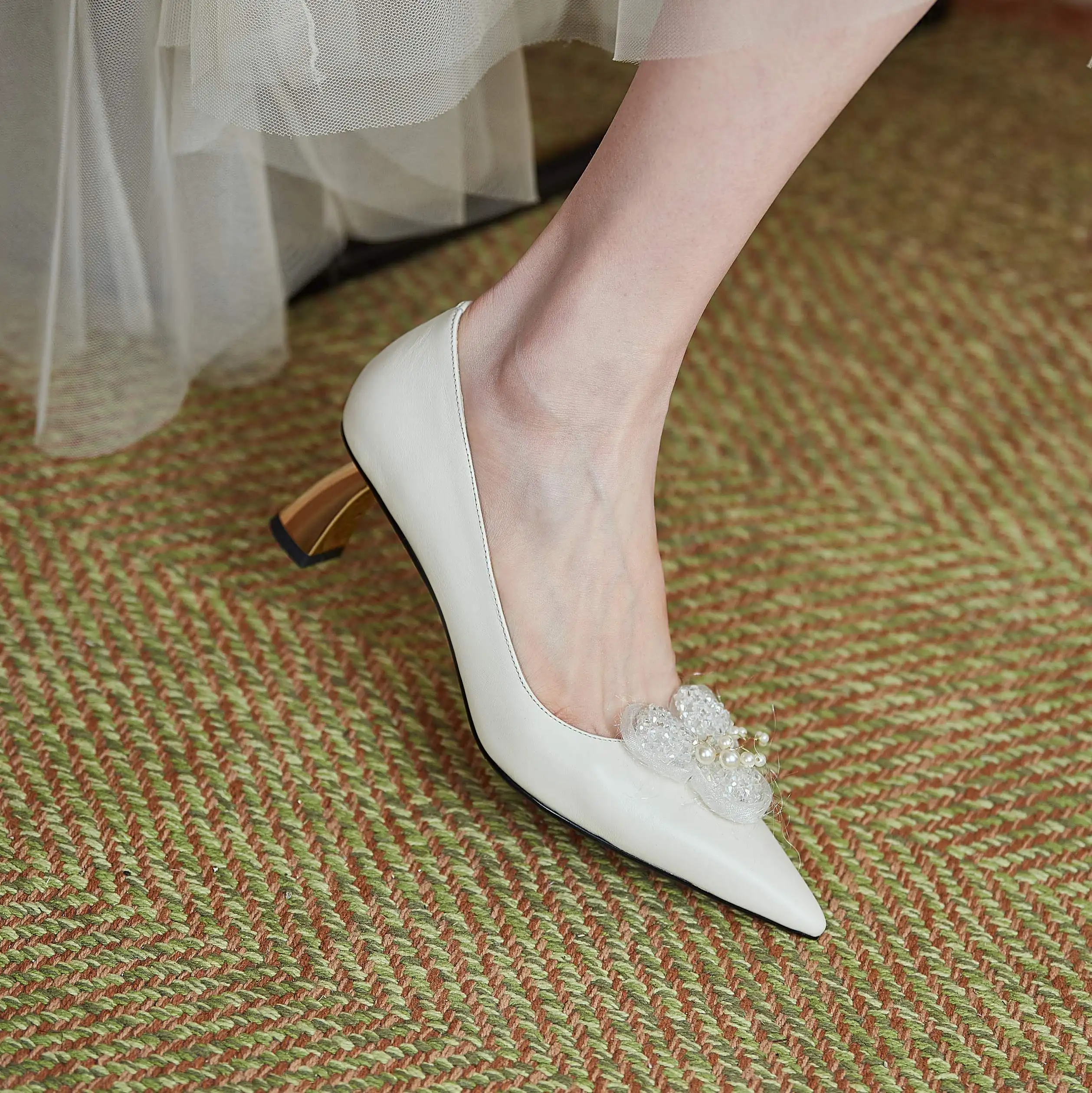 

lenkisen new big size genuine leather pointed toe strange style high heels fairy pearl flower sweet slip on women pumps L3f5