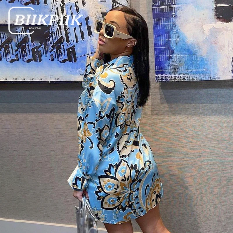 

Женское платье с отложным воротником и принтом, на пуговицах