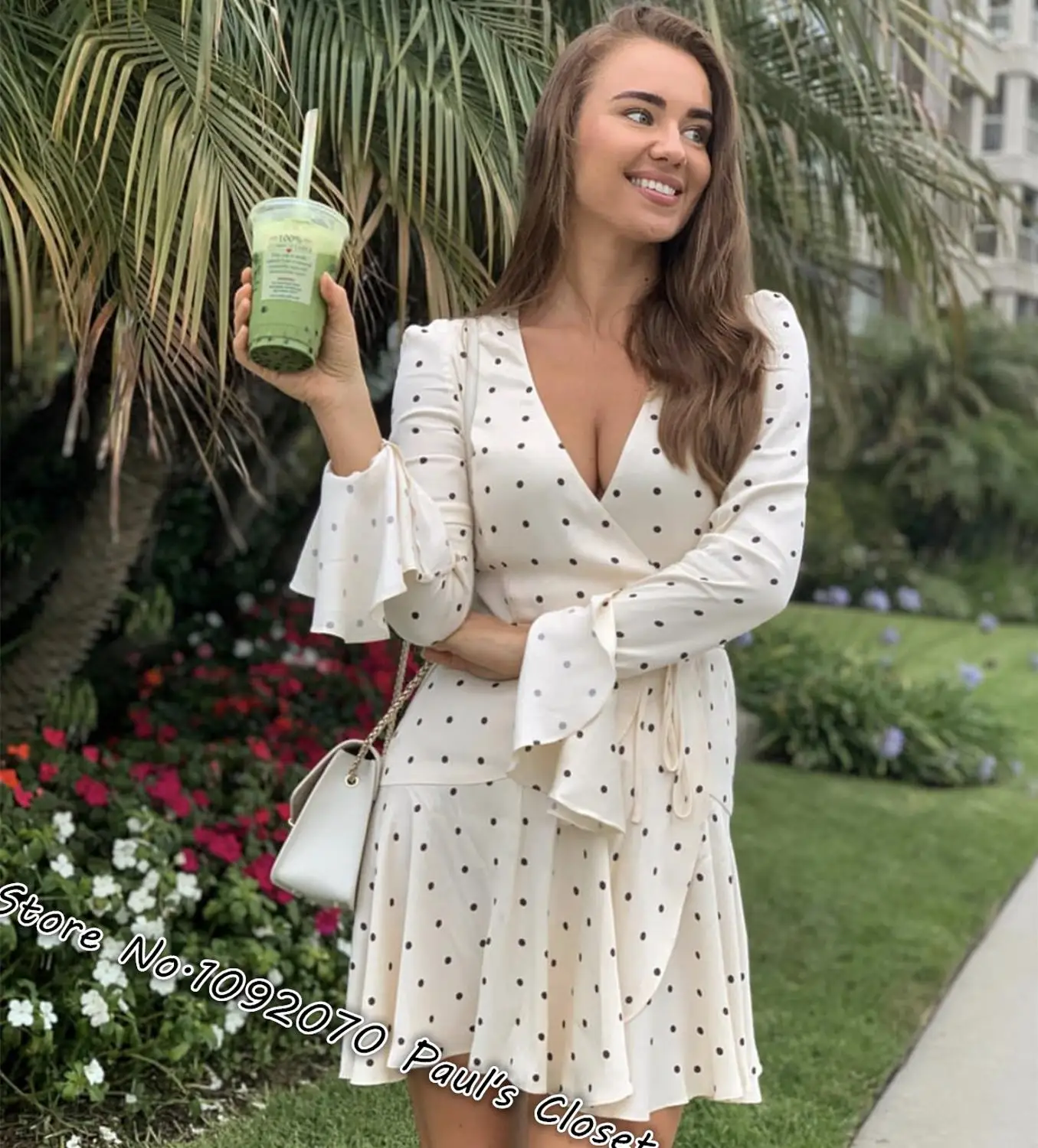 Женское мини-платье с глубоким v-образным вырезом принтом в виде пятен оборками и