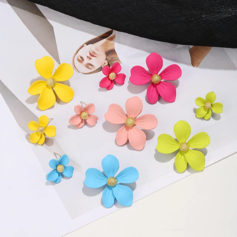 

Women's Asymmetry Cute Flower Studs Earrings Korean Fashion Statement Earring for Women New Design Stylish Jewelry Gifts NR409