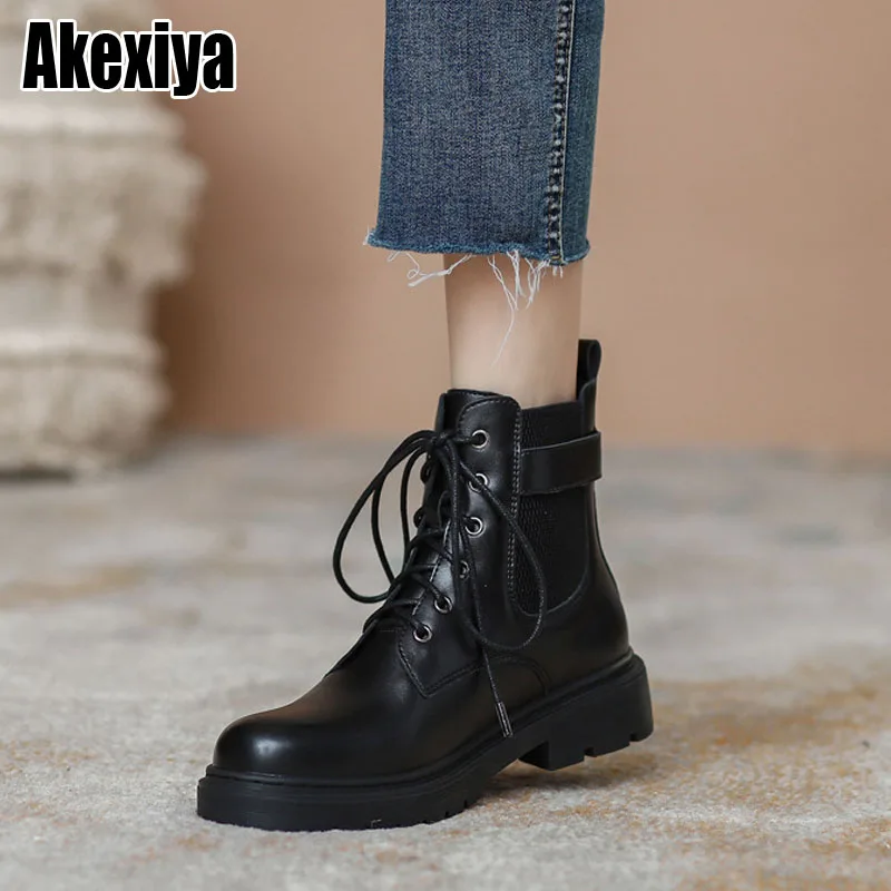 

Женские ботинки на низком каблуке, с круглым носком, на шнуровке