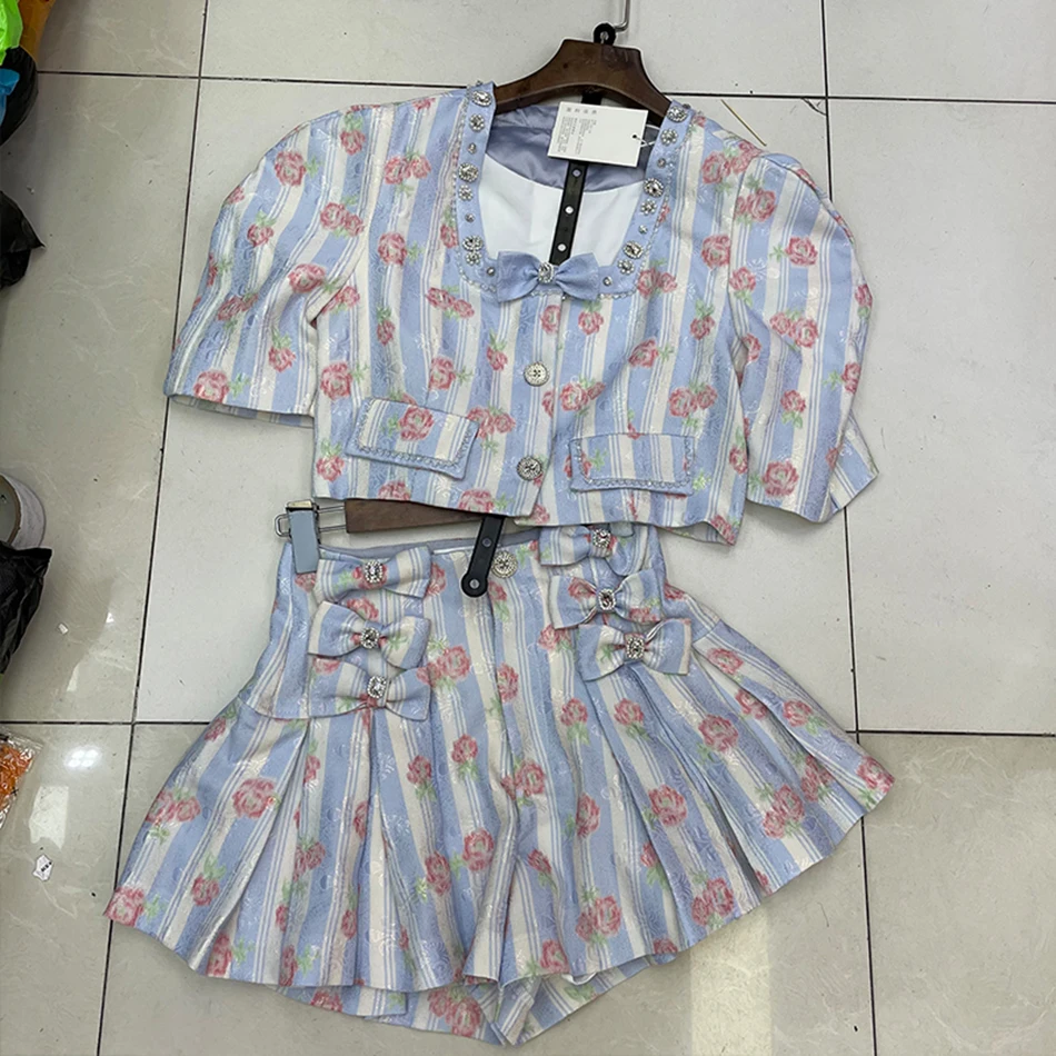 

Женский комплект из двух предметов, однобортный короткий топ с принтом и широкие шорты с пышными рукавами и бриллиантами, лето 2021