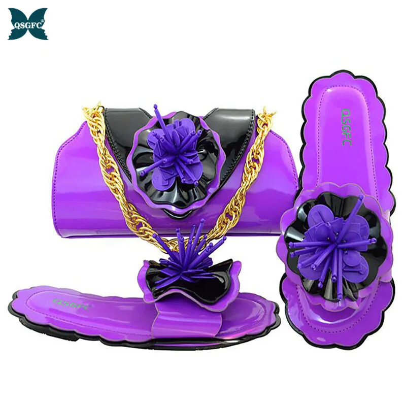 Комплект из женских туфель и сумочки фиолетового цвета украшенных цветами
