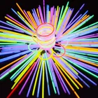 Для рождественской вечеринки Неон Glowstick светильник 100 шт наклеить забавные детские футболки, светящаяся палочка игрушки светится в темноте флуоресцентные игрушка-браслет для детей
