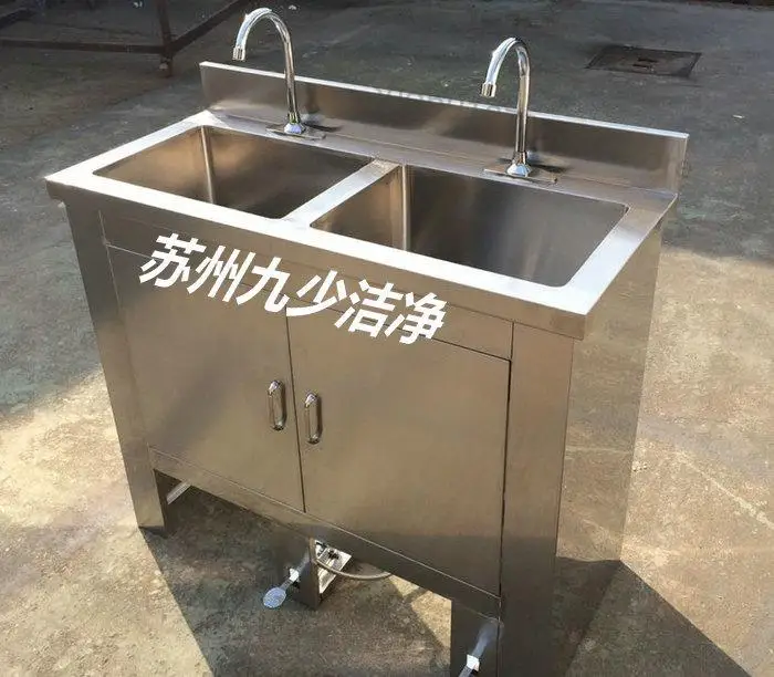 Ручное мытье рук в одночашечной медицинской раковине из нержавеющей стали с чистой водой и смесителем на ножной педали.