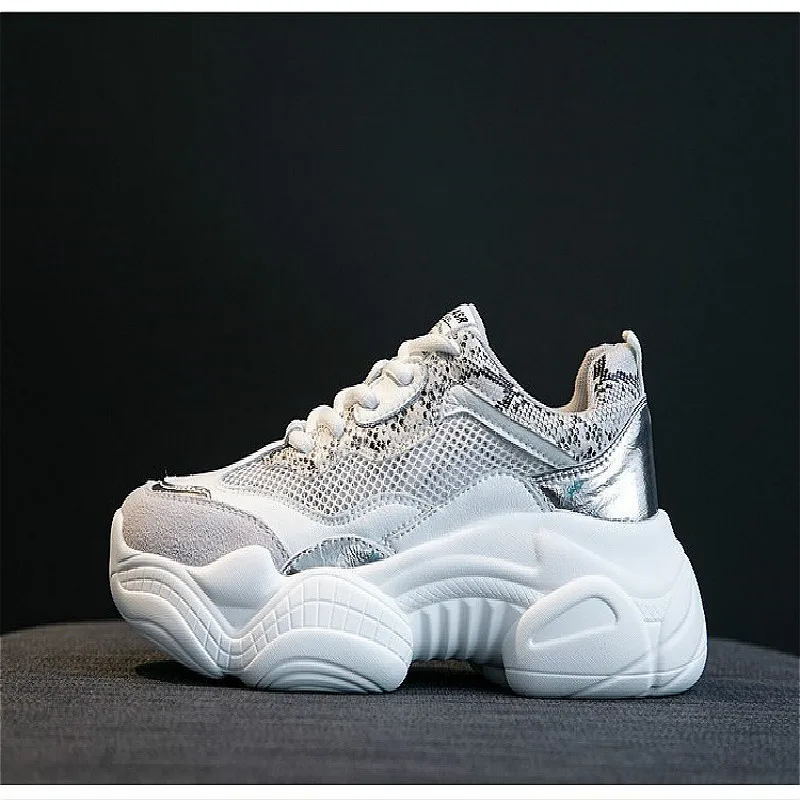 Новинка женские кроссовки белого цвета дышащие на толстой подошве увеличивающие