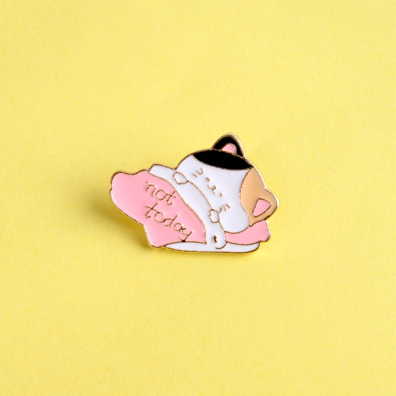 Металлическая эмалированная брошь в виде стёганого одеяла с мультяшным милым