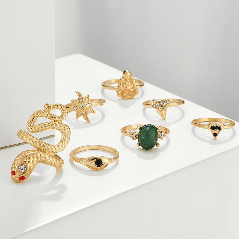 Женское кольцо на палец блестящее золотого цвета с кристаллами и фианитами