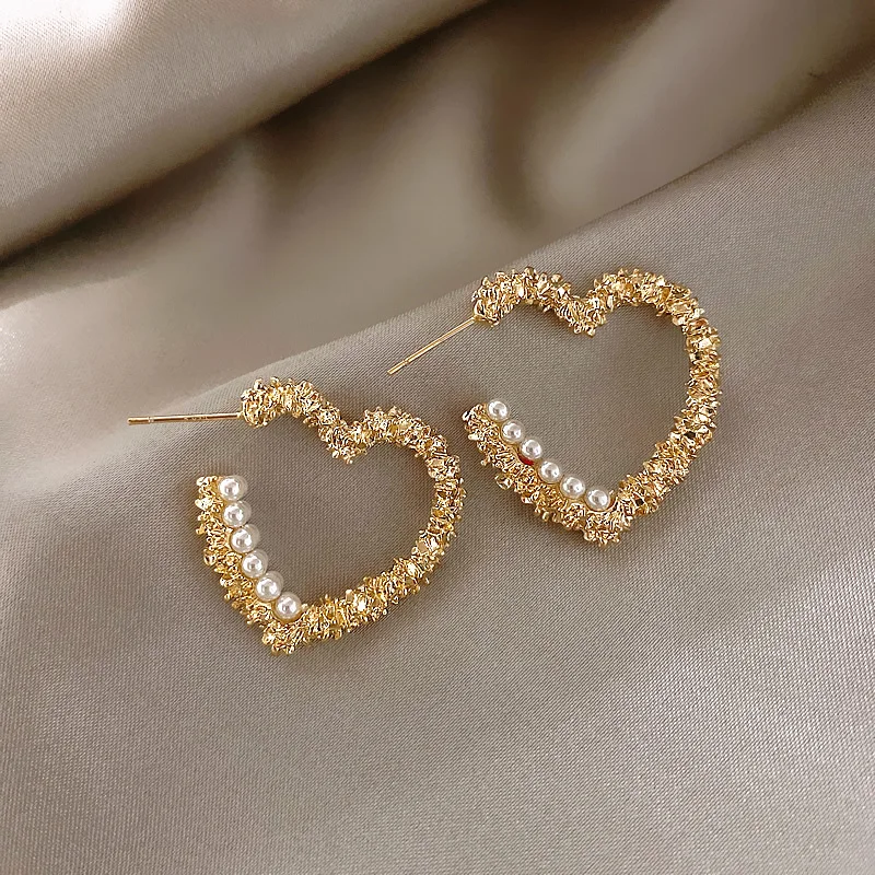 

Cute Female White Pearl Small Earrings Charm Gold Color Stud Earrings For Women Vintage Bride Love Heart Wedding Earrings