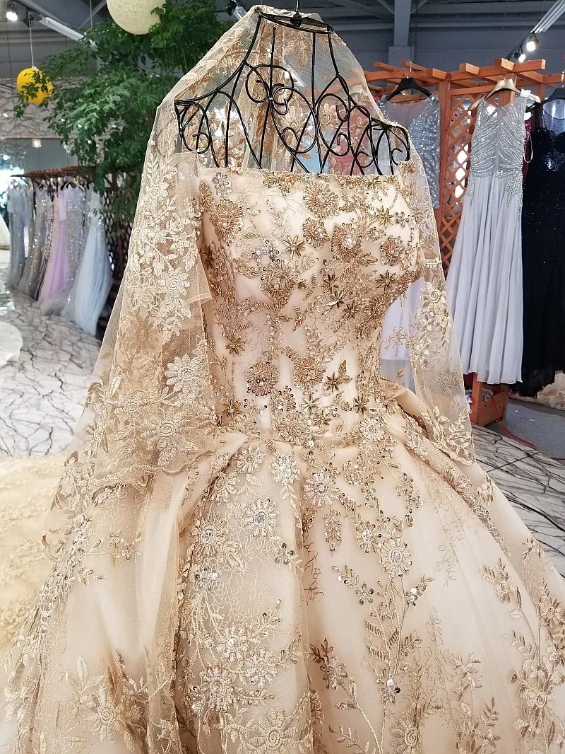 Платье цвета шампанского с длинными рукавами и вырезом лодочкой кружевное