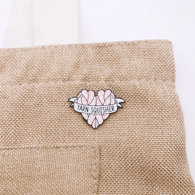 Мультяшная Розовая белая лента в форме сердца эмалированная брошь виде пряжа