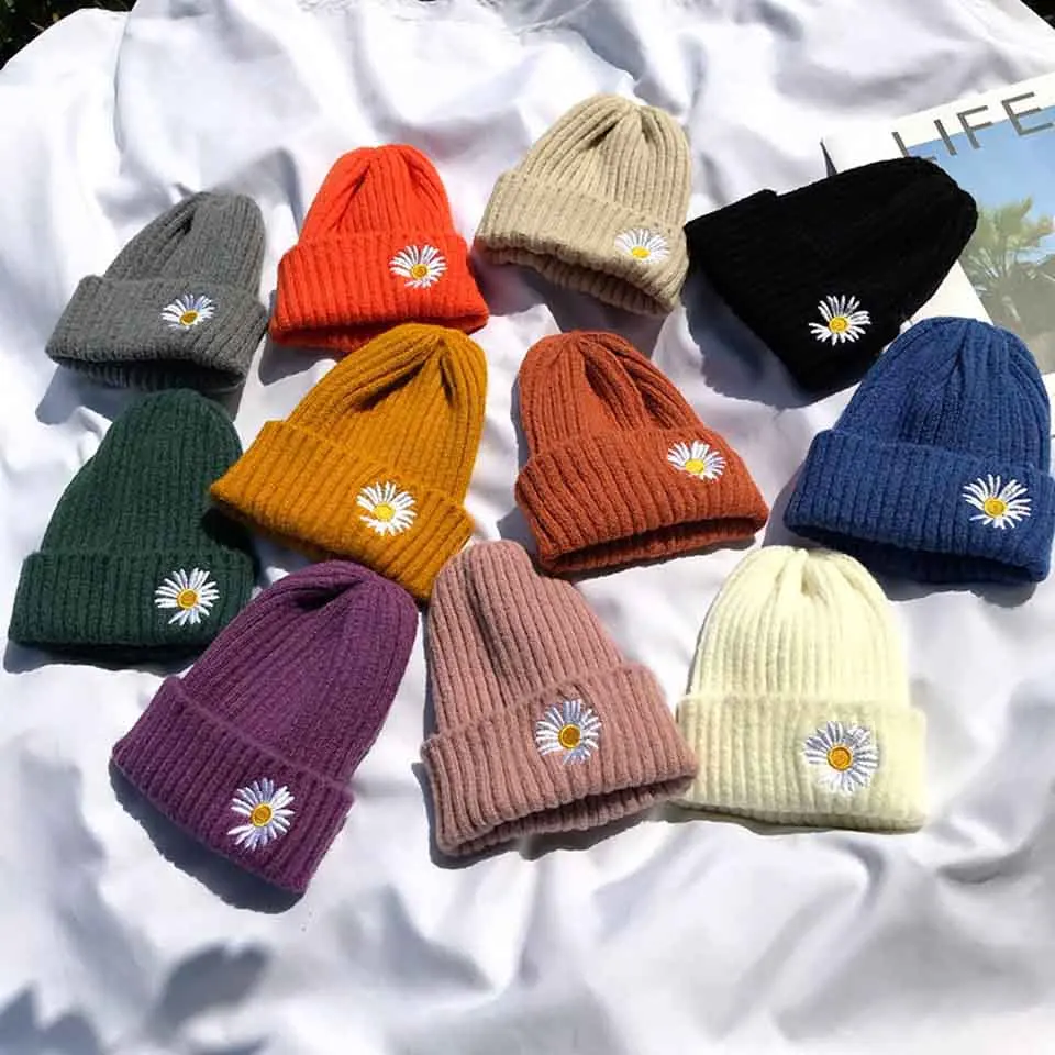 Женская вязаная шапка ярких цветов с вышивкой маргаритки теплая мягкая модная