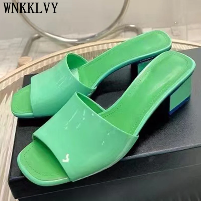 

Женские босоножки из лакированной кожи, вечерние толстом каблуке