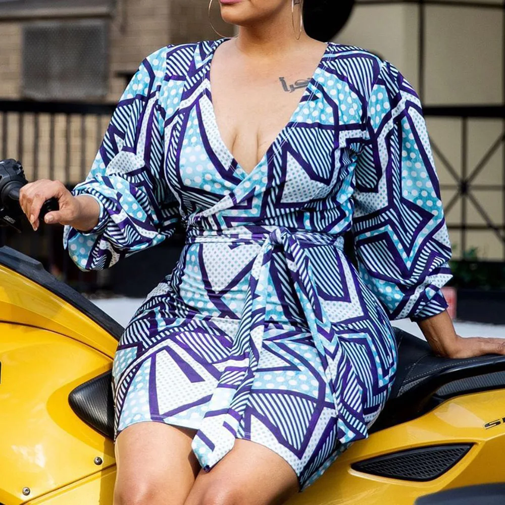 Женское платье с геометрическим рисунком элегантное офисное средней длины