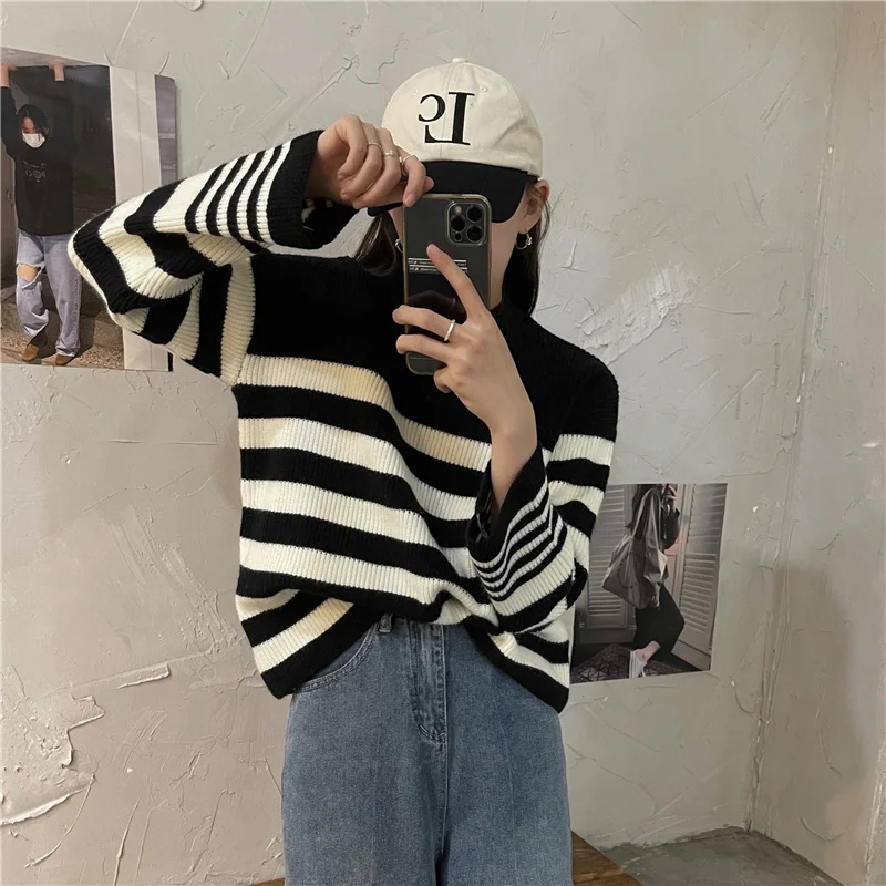 

Женский свитер в полоску контрастных цветов в Корейском стиле