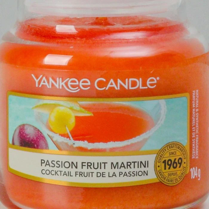 Свеча ароматическая Yankee Candle маракуйя и мартини/passion fruit Martini 104 г | Дом сад