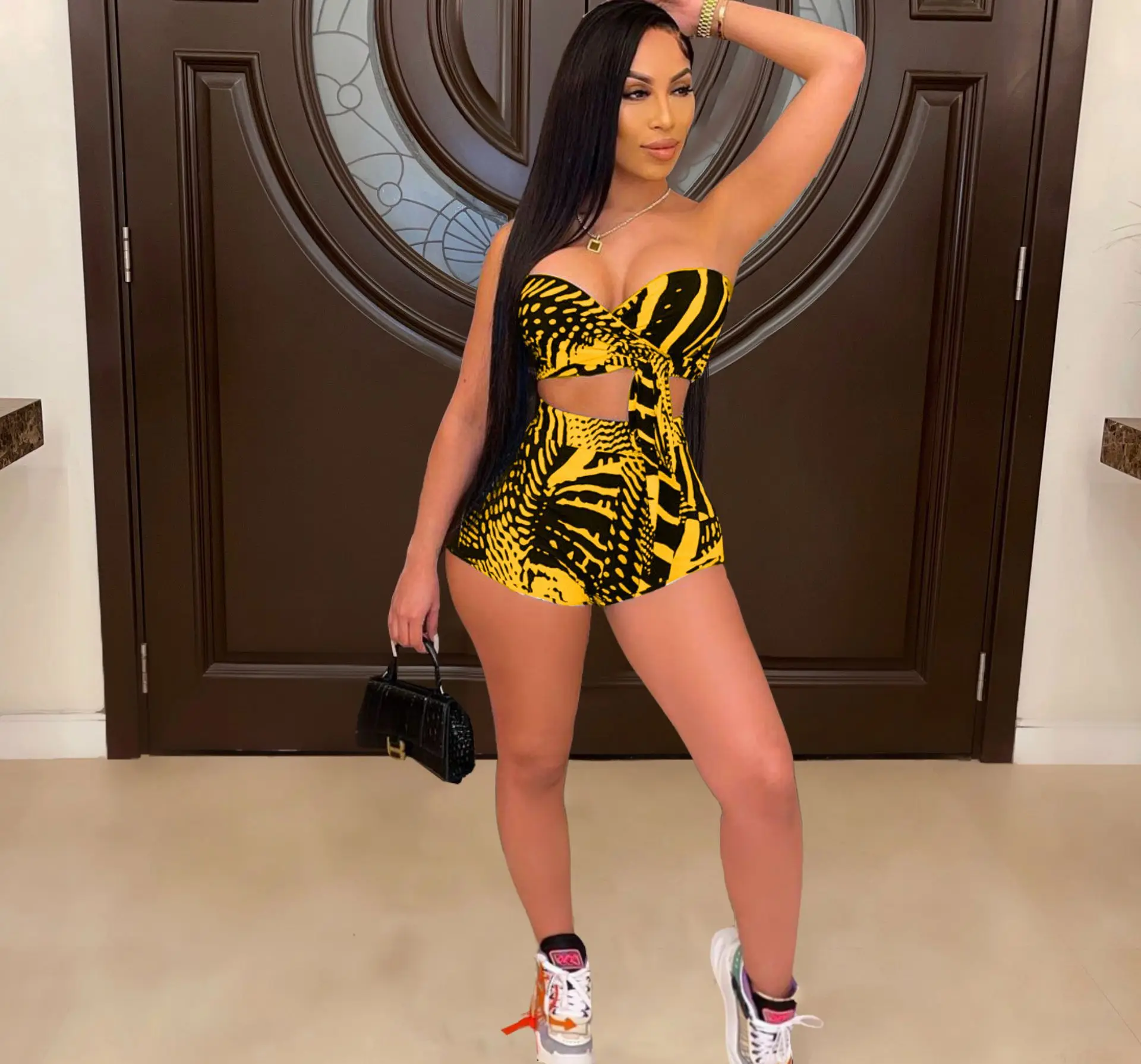 Женский пляжный комплект из 2 предметов с лямкой на шее и шортами |