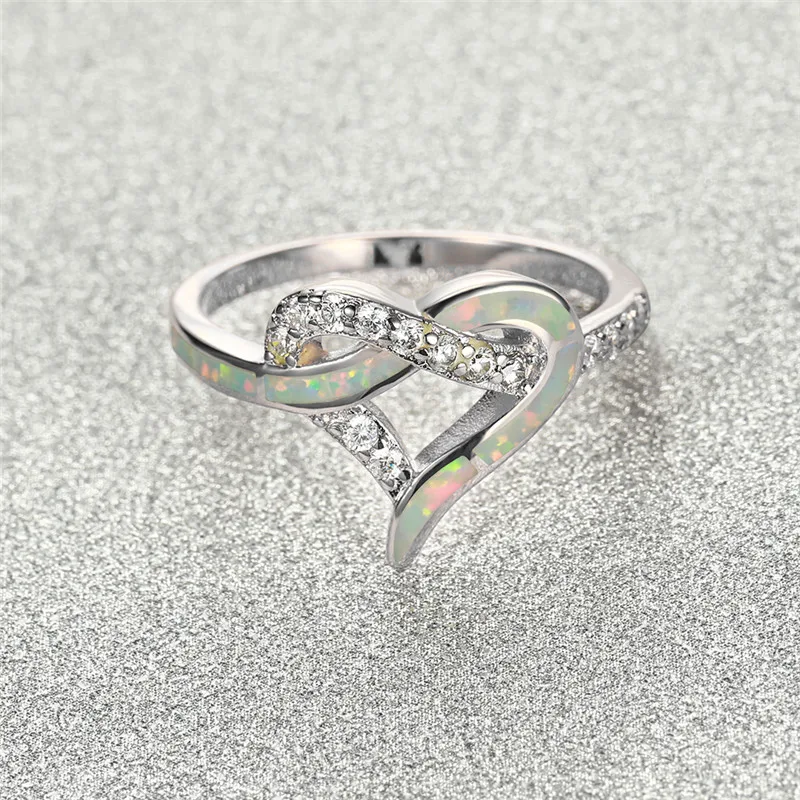 Кольцо женское обручальное с голубым и белым огненным опалом серебристого цвета