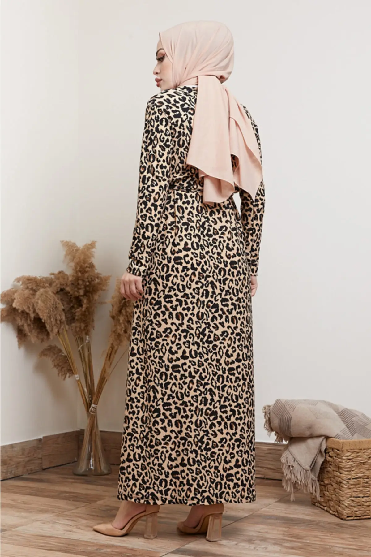 

Women's Long and Elegant Hijab Dress. Arab and Dubai Fashion