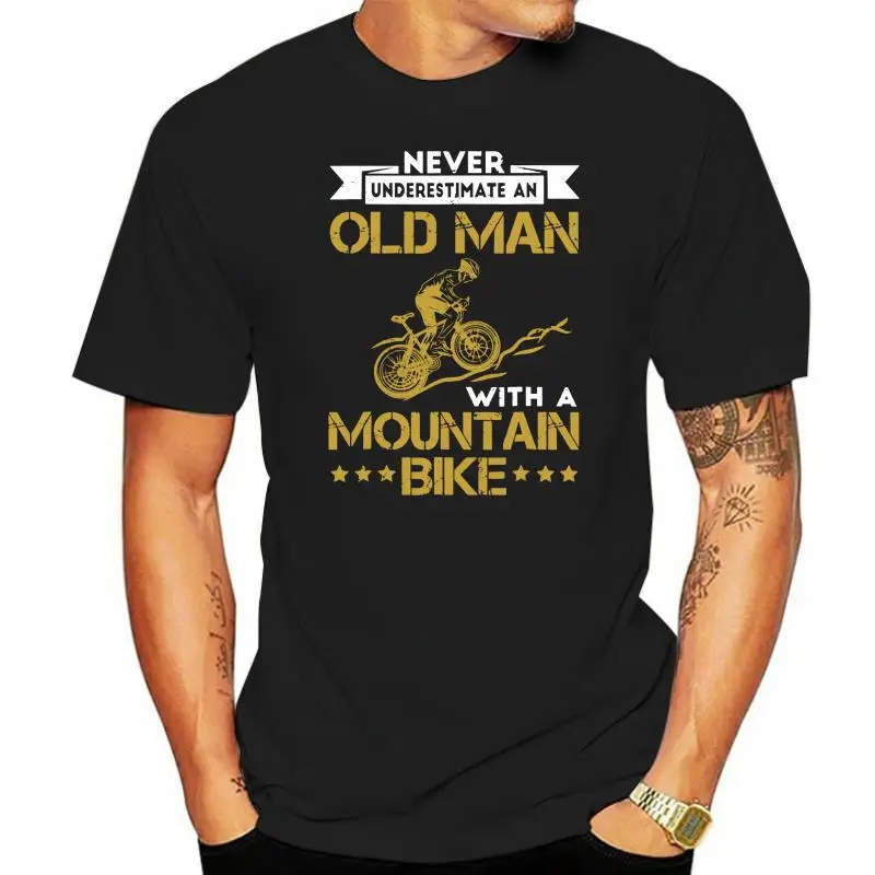 

Черная Мужская футболка с надписью «Never Underestimate An Old Man With A Mountain велосипедная футболка», новая трендовая футболка