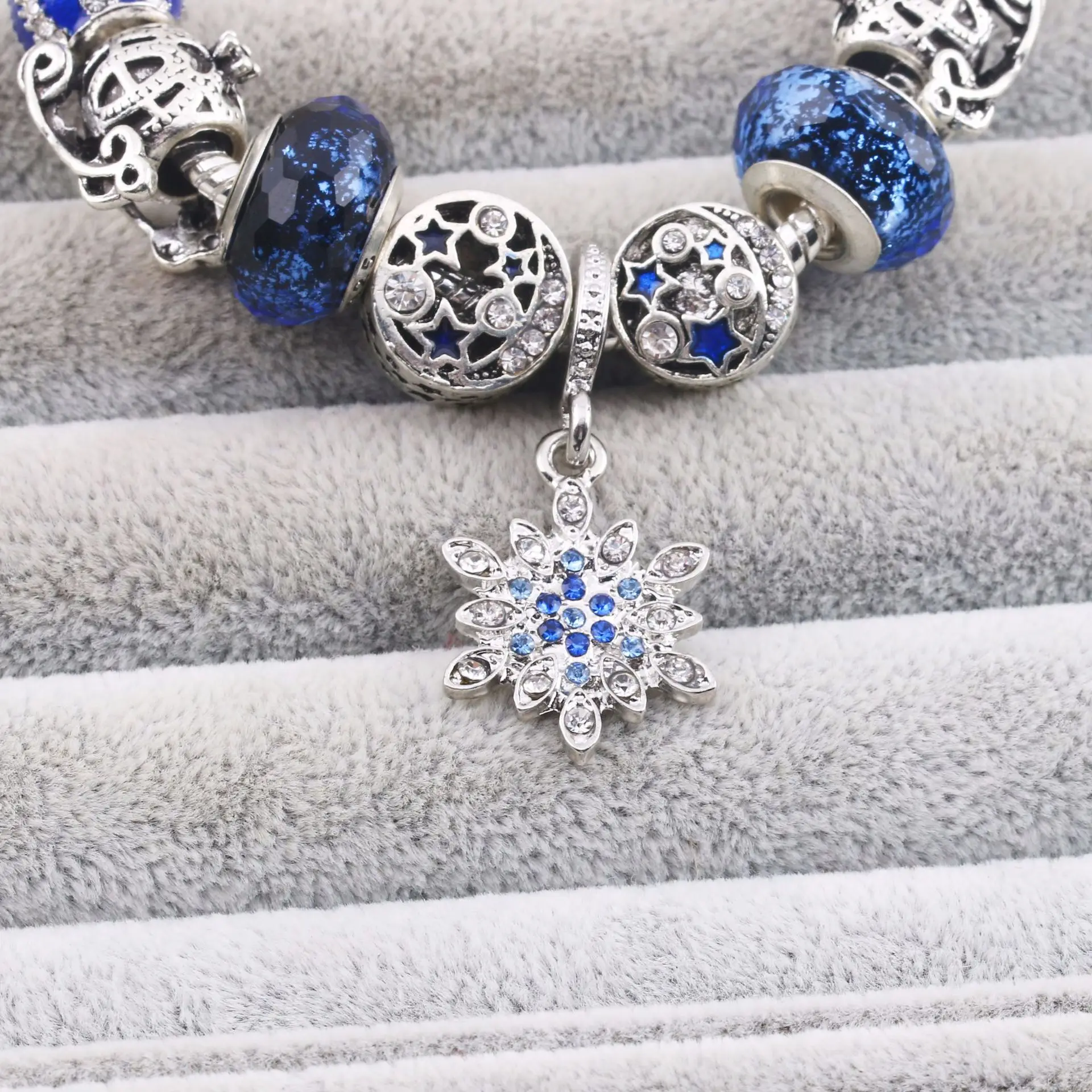 

Blue starry glass snowflake pendant DIY girls bracelet European charm street fashion jewelry factory outlet