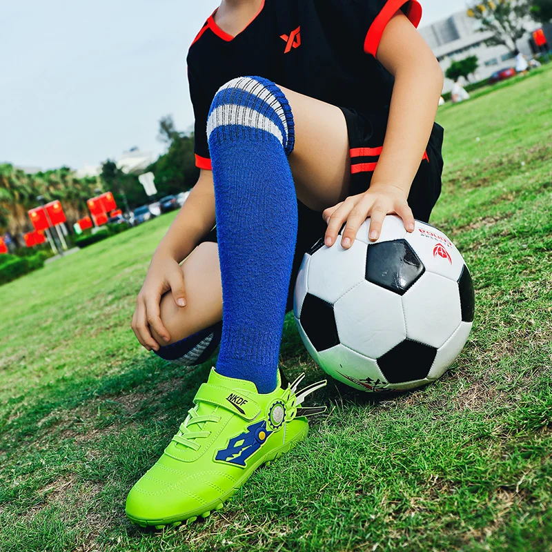New Cartoon Green Indoor Soccer Shoes Child Turf Soccer Shoes Kids Low top Football Shoes Teenage Sport Sneakers Chuteira Futeb