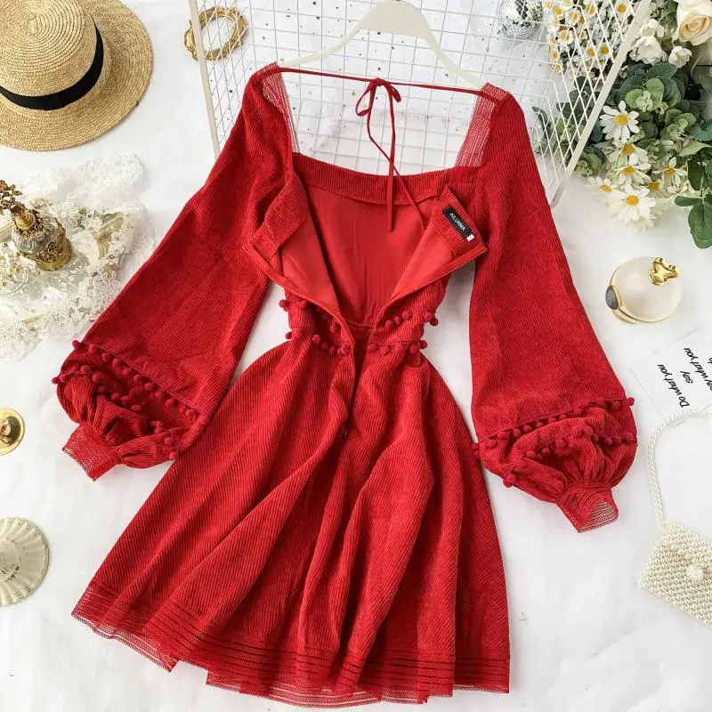 Женское платье с квадратным вырезом красное рукавами фонариками в французском